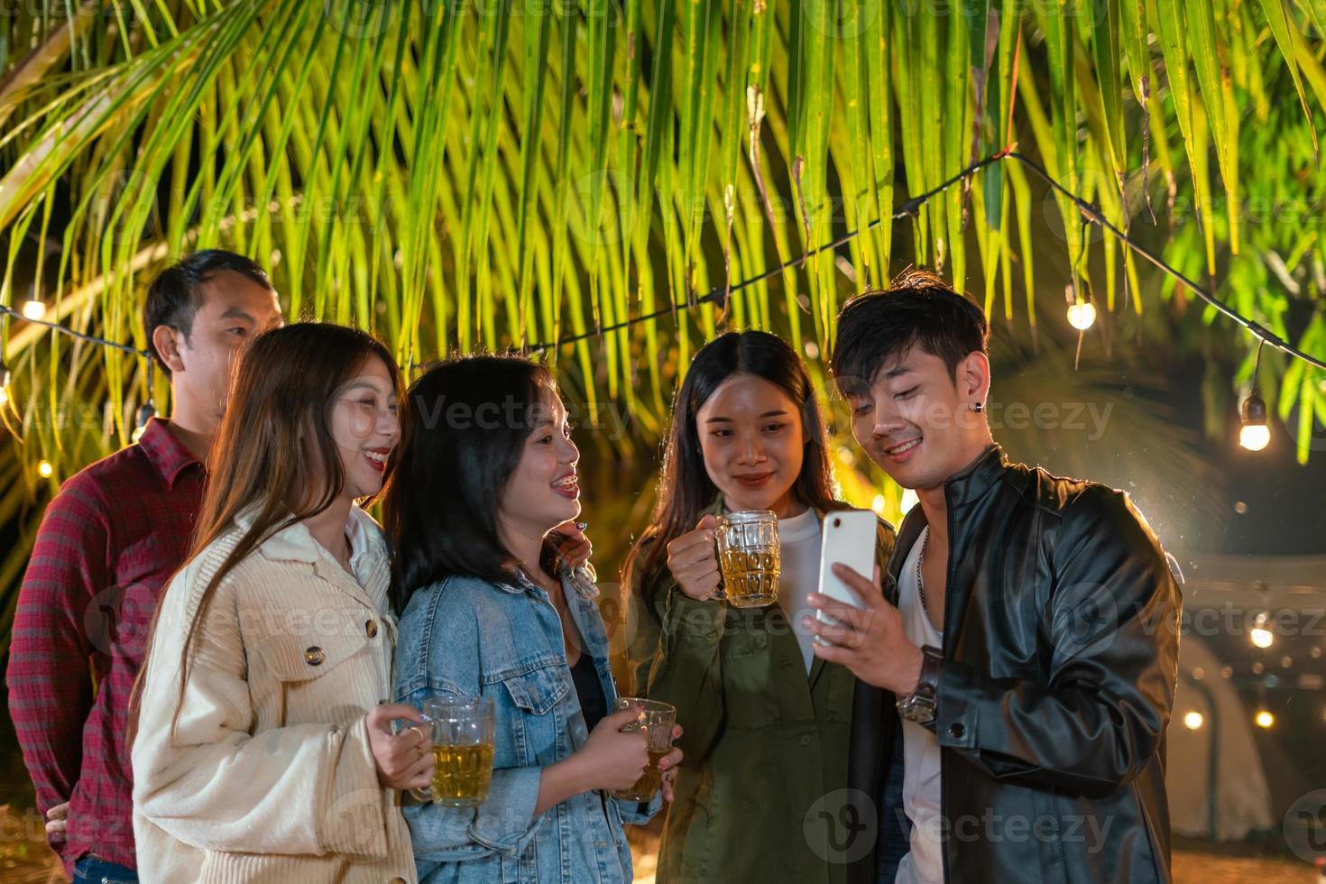 jóvenes asiáticos que se unen a fiestas y hacen videollamadas para hacer amigos. foto