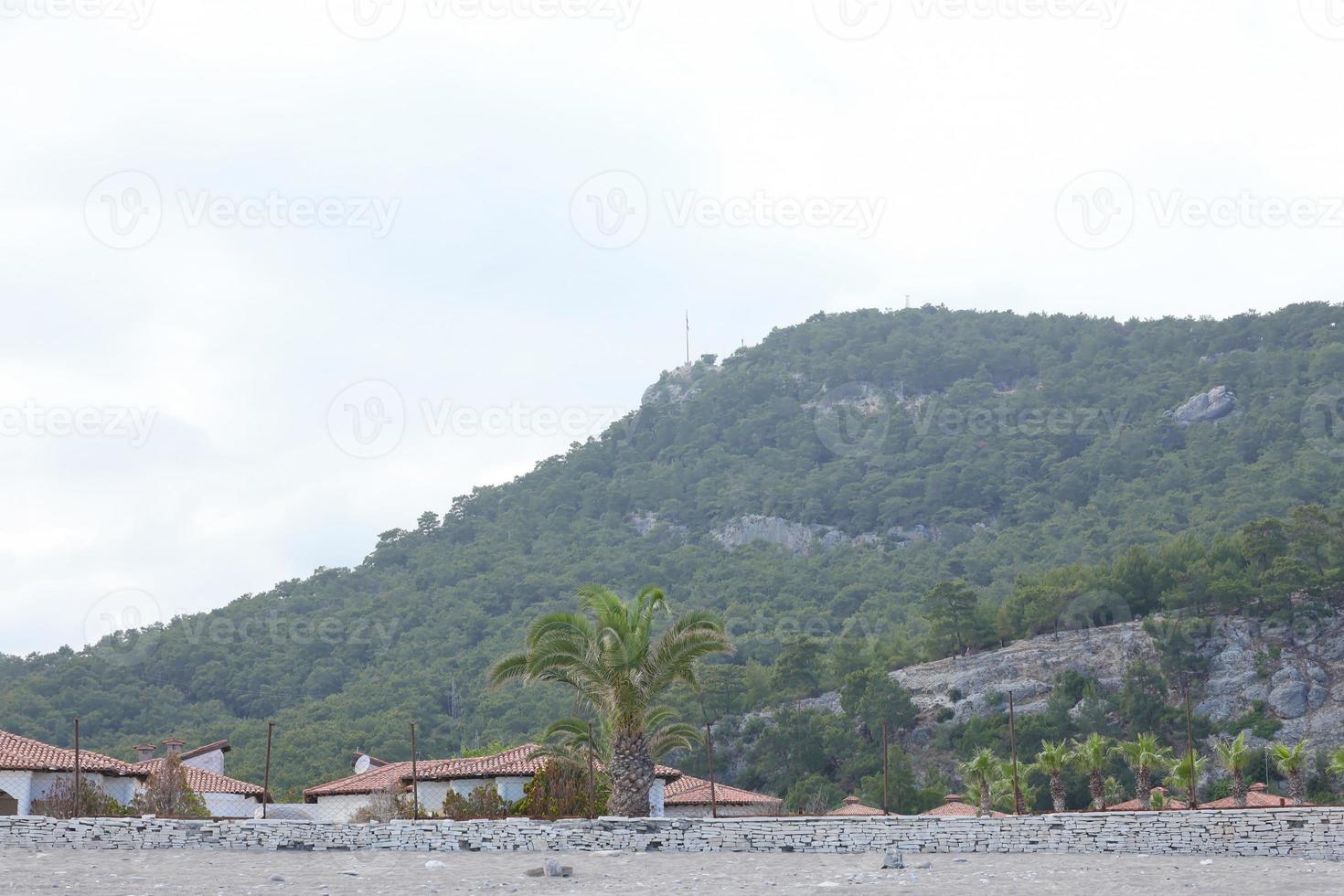 paisaje de las montañas de roca natural de turquía sobre el agua azul del mar foto