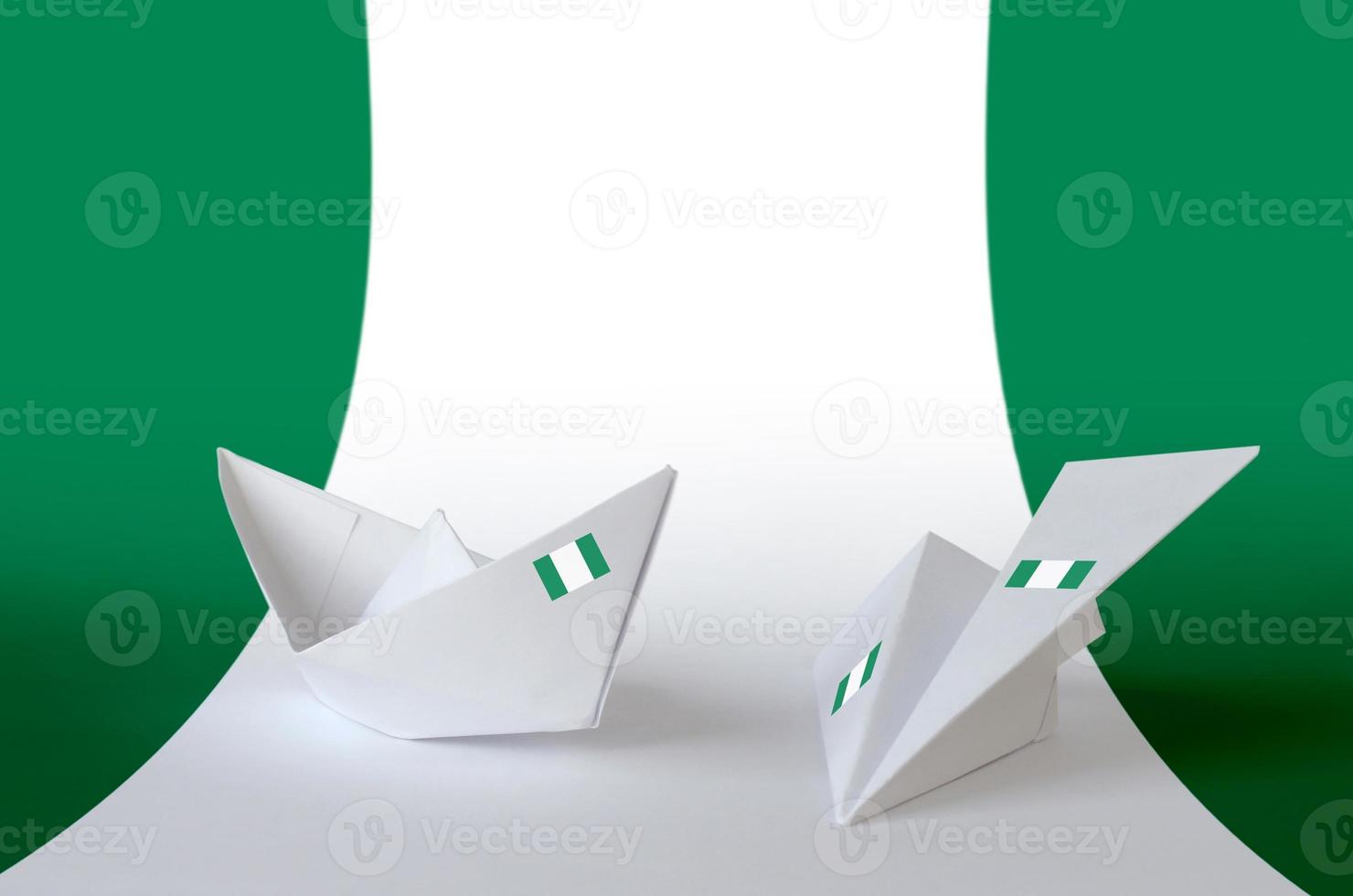 bandera de nigeria representada en avión y barco de origami de papel. concepto de artes hechas a mano foto