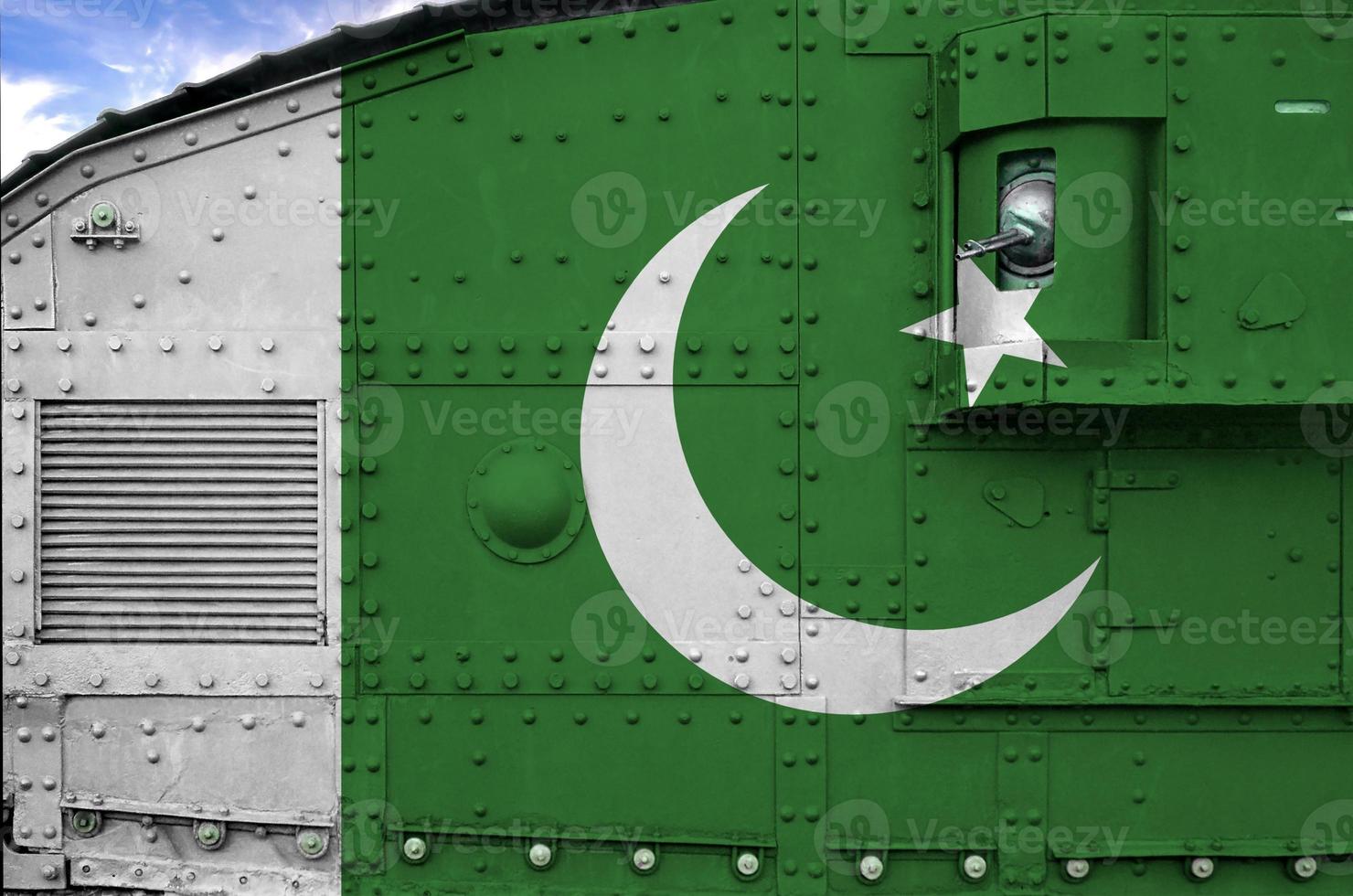 bandera de pakistán representada en la parte lateral del primer plano del tanque blindado militar. antecedentes conceptuales de las fuerzas armadas foto