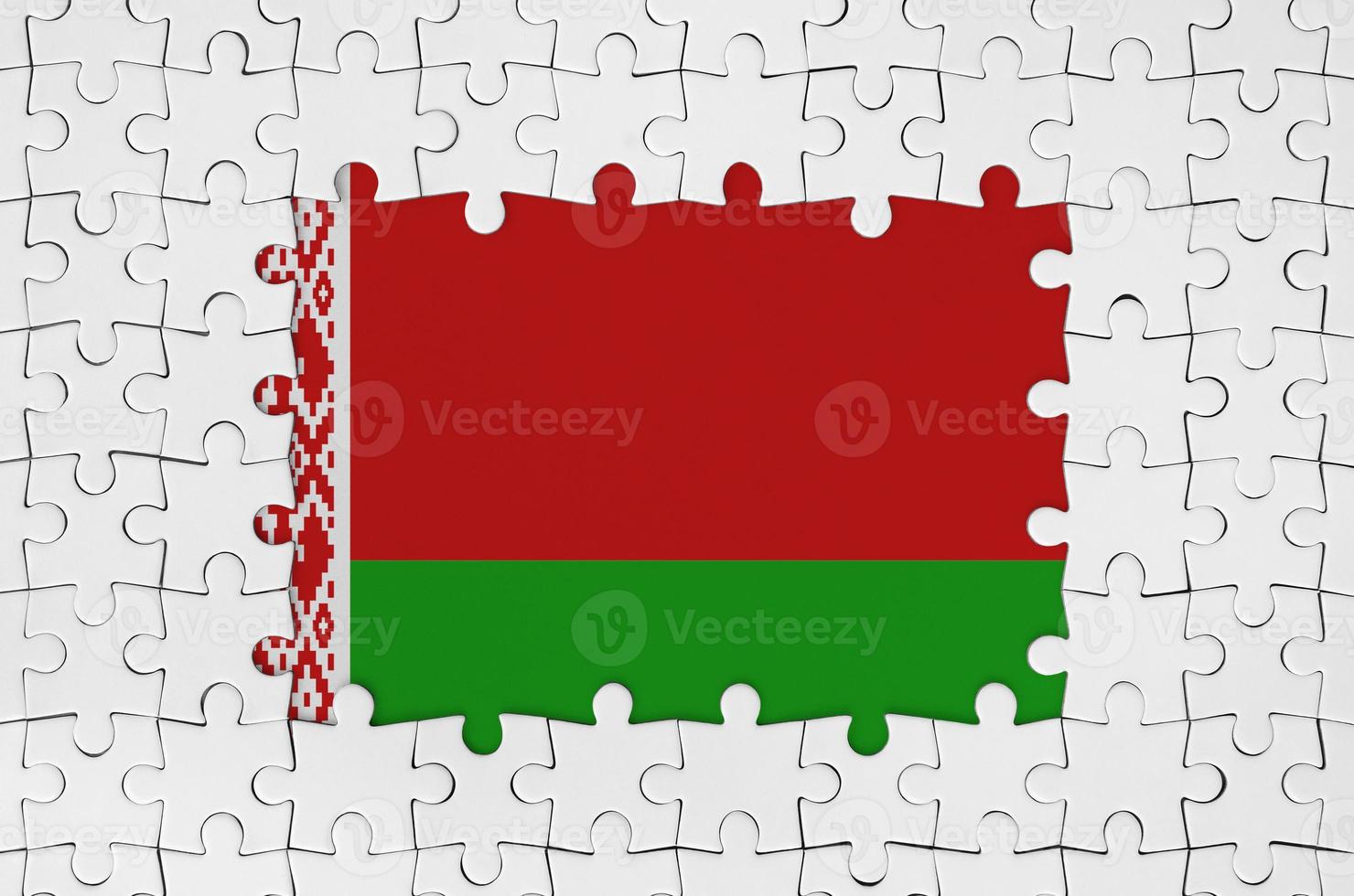 bandera de Bielorrusia en el marco de piezas de un rompecabezas blanco con la parte central faltante foto