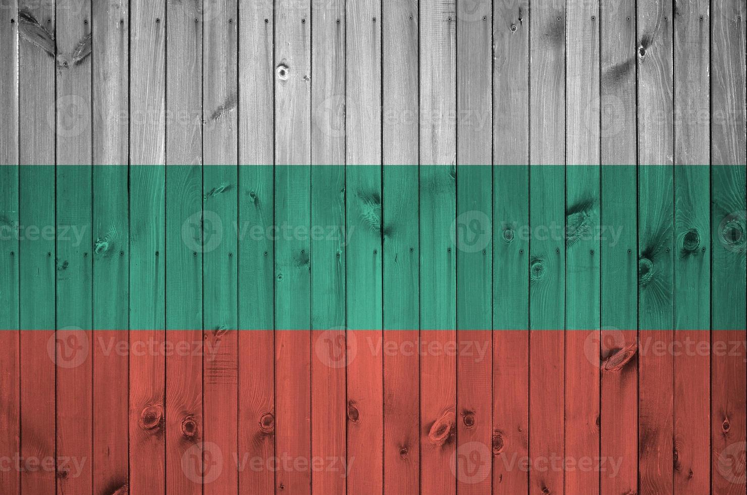 bandera de bulgaria representada en colores de pintura brillante en la pared de madera vieja. banner texturizado sobre fondo áspero foto