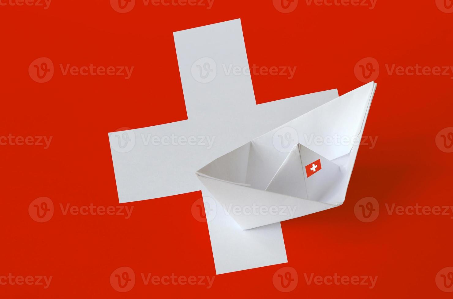 bandera suiza representada en papel origami barco primer plano. concepto de artes hechas a mano foto