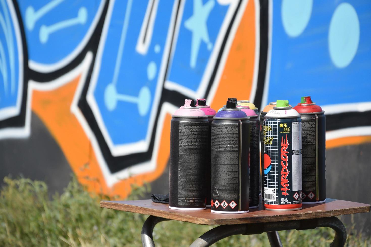 Usó latas de aerosol Montana Black y Hardcore contra pinturas de graffiti. mtn o montana-cans es un fabricante de productos de pintura en aerosol de alta presión foto