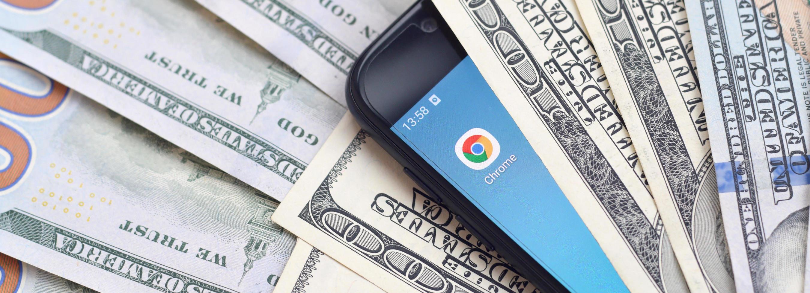 pantalla de teléfono inteligente con la aplicación google chrome y muchos billetes de cien dólares. concepto de negocios y redes sociales foto