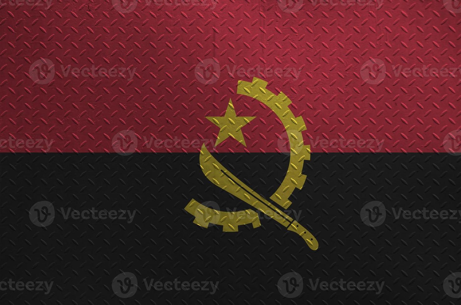 bandera de angola representada en colores de pintura en una vieja placa de metal cepillado o en un primer plano de la pared. banner texturizado sobre fondo áspero foto