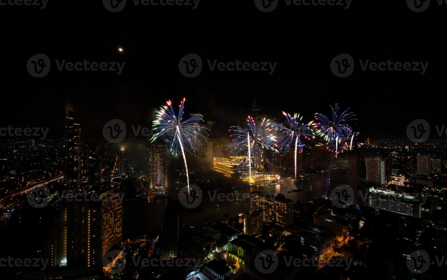 Espectacular exhibición de fuegos artificiales a lo largo del río Chao Phraya en Bangkok, Tailandia foto