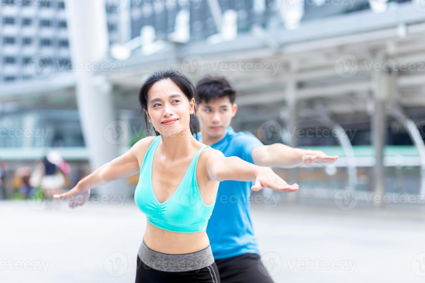 ejercicio de yoga para hombres y mujeres saludables para relajarse clase de yoga de salud ejercicio deportivo junto con un momento feliz y equilibrio en forma bidy en la aptitud de la estera de yoga foto