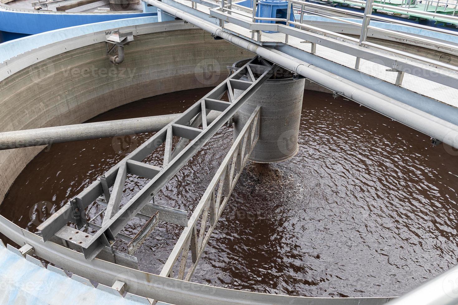 balsas de tratamiento de aguas residuales de plantas industriales foto