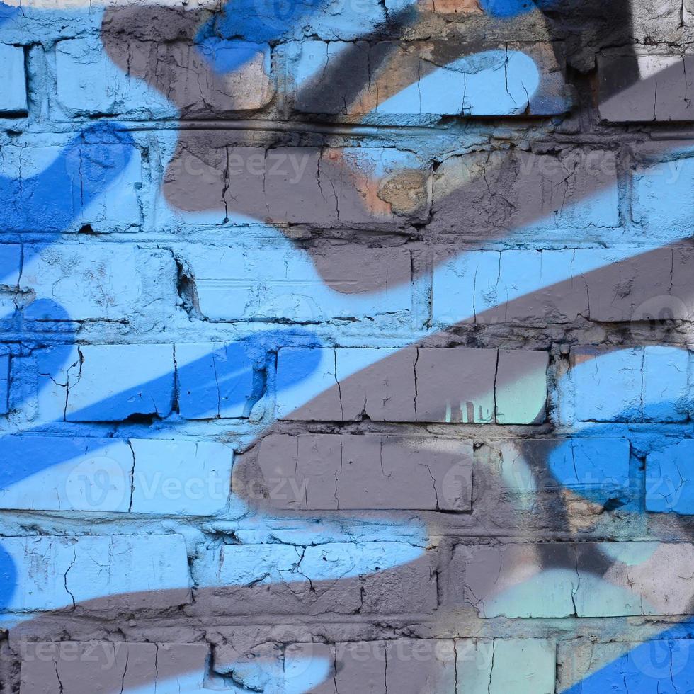 fragmento de dibujos de graffiti. la antigua muralla decorada con manchas de pintura al estilo de la cultura del arte callejero. textura de fondo de color foto