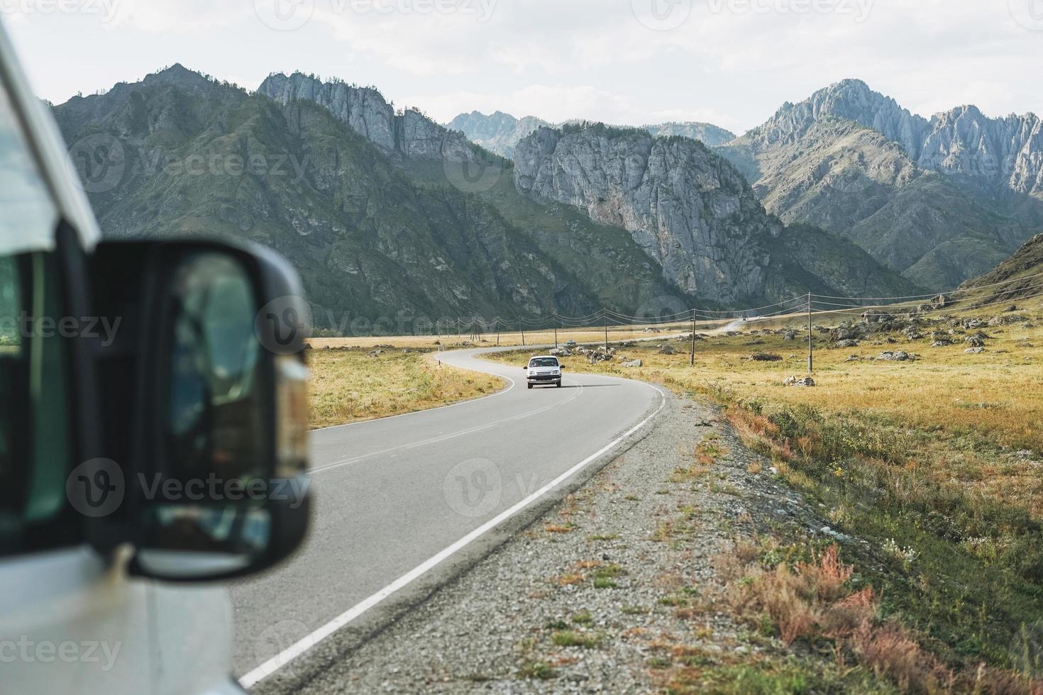 coche aparcado en la carretera de automóviles contra el hermoso paisaje de montaña, tracto chemalsky, altai foto