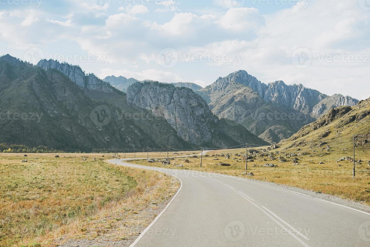 auto carretera contra el hermoso paisaje de montaña, chemalsky tract, altai foto