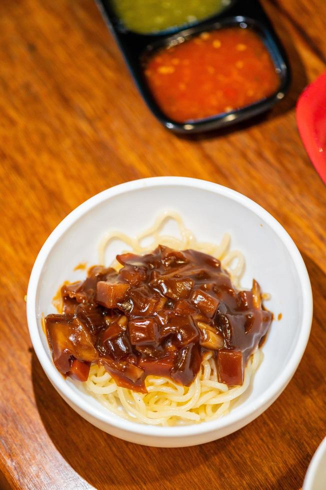 fideos instantáneos coreanos con salsa picante y pollo foto