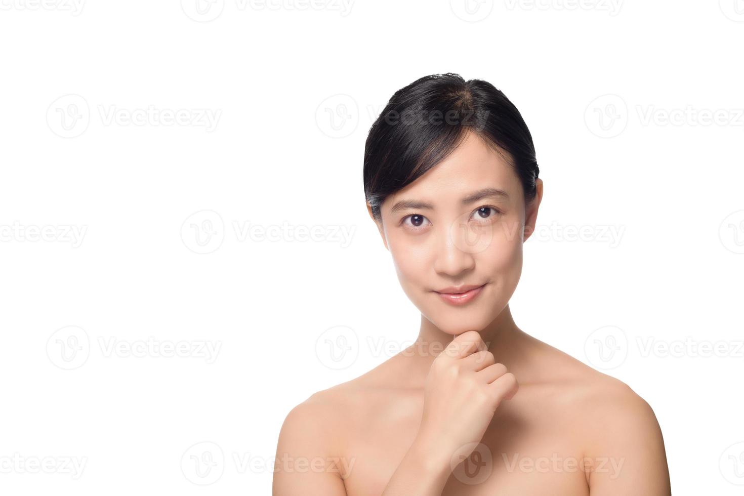 retrato de una hermosa joven asiática limpia el concepto de piel desnuda y fresca. chica asiática belleza cara cuidado de la piel y bienestar de la salud, tratamiento facial, piel perfecta, maquillaje natural sobre fondo blanco foto