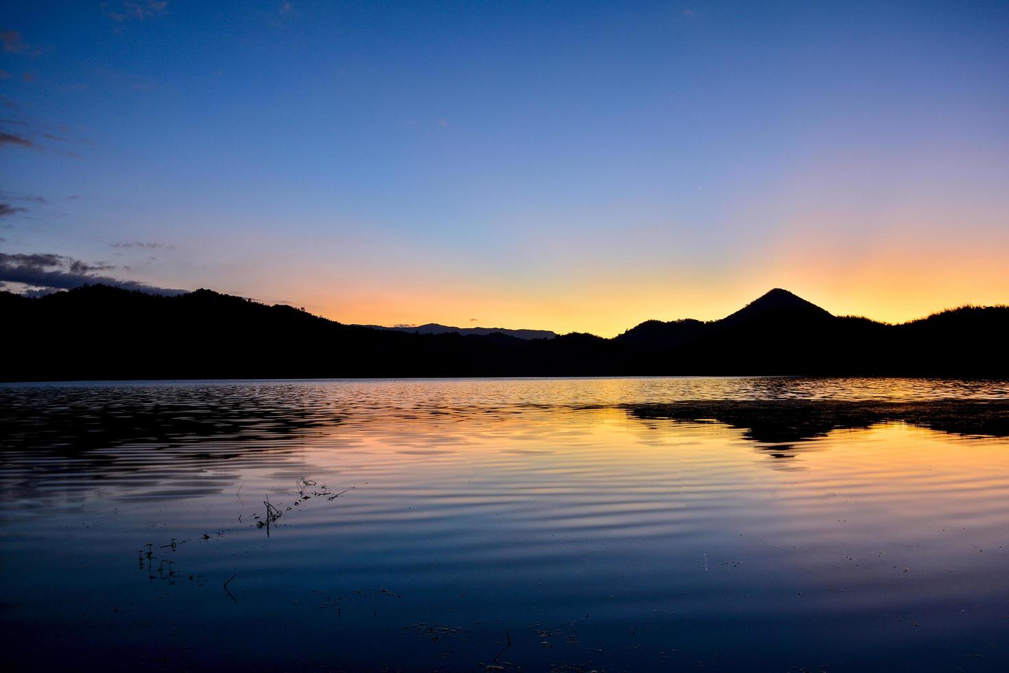 paisaje atardecer río amarillo y azul cielo crepúsculo hermosa silueta montaña fondo foto