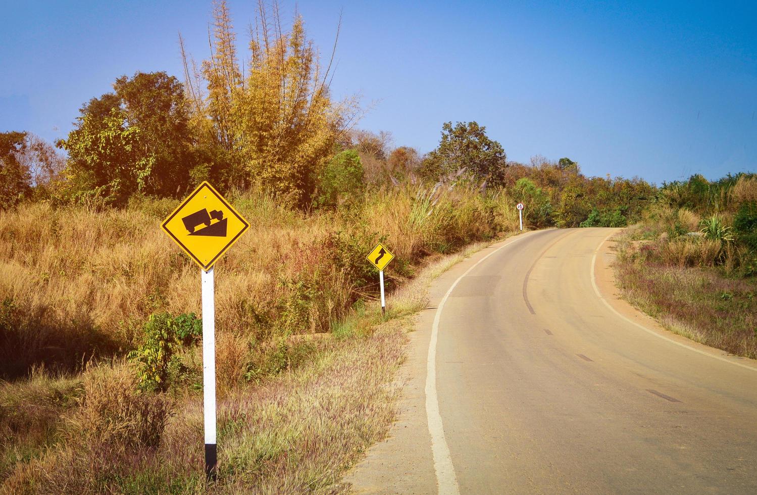 señal de advertencia de carretera cuesta arriba y curva de carretera - señal de tráfico de pendiente empinada foto