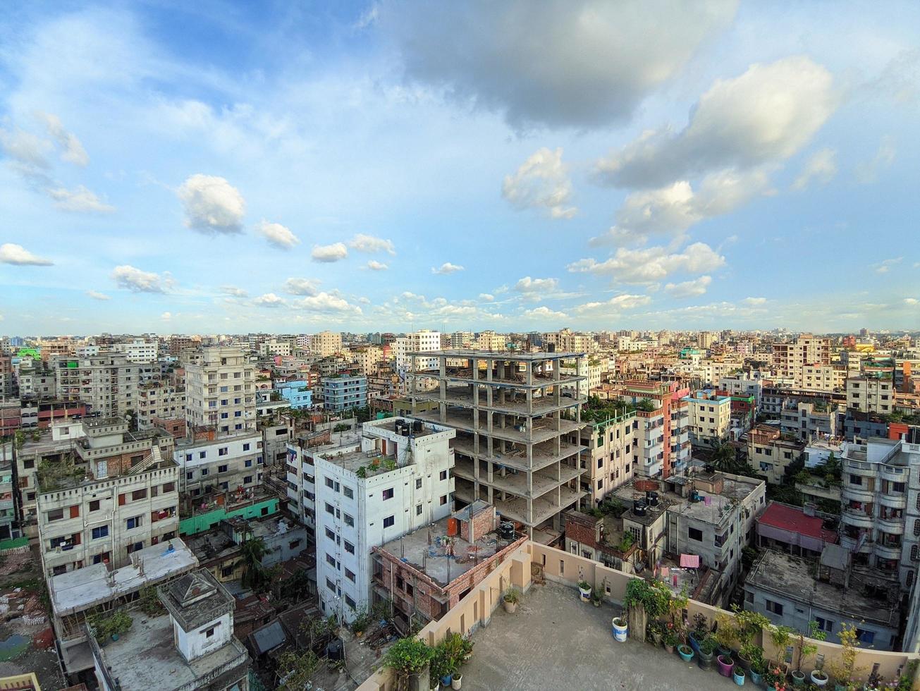 vista de la ciudad desde el techo del edificio en dhaka, bangladesh. hermosa puesta de sol, cielo azul nublado. foto