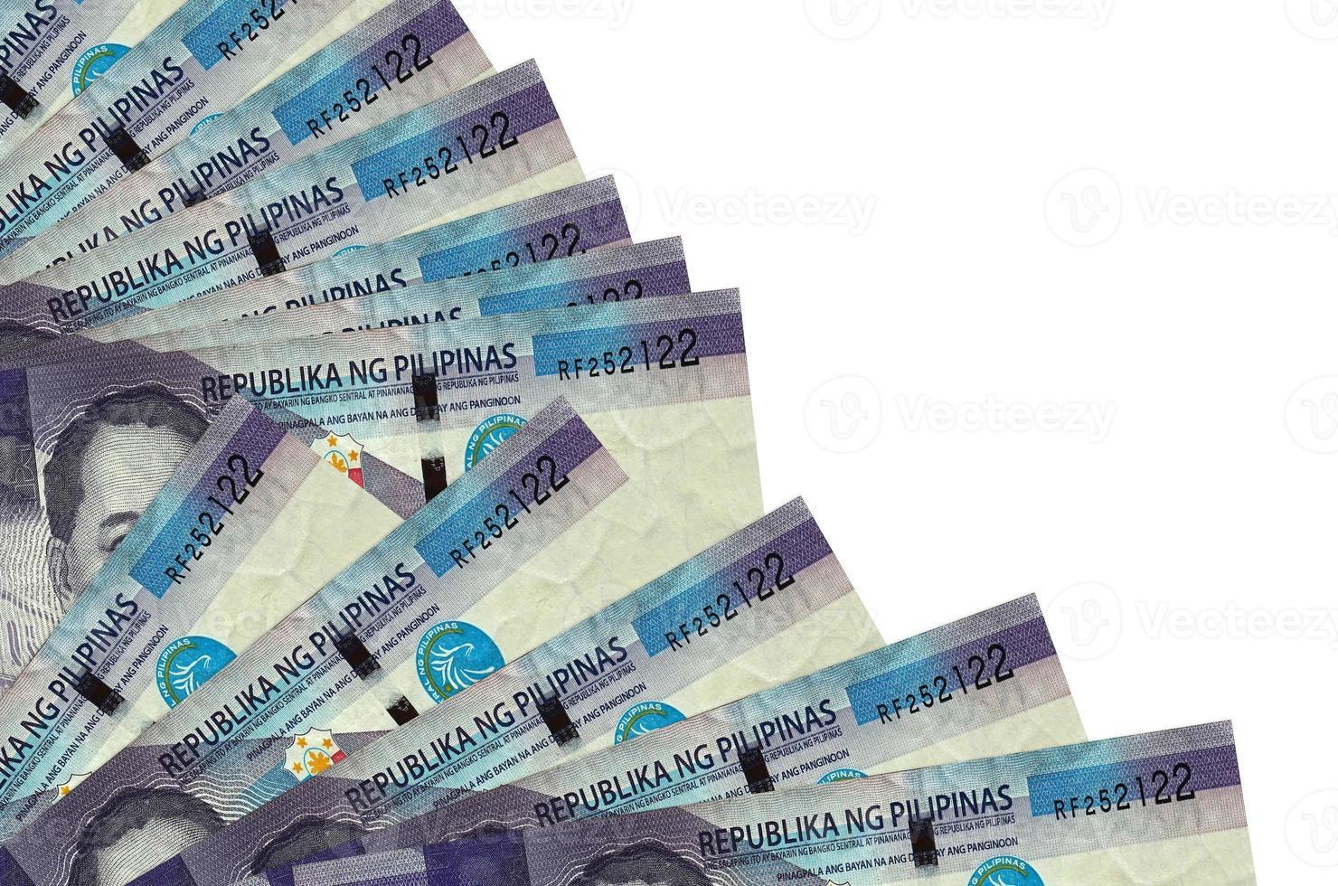 100 billetes de piso filipino se encuentran aislados en fondo blanco con espacio de copia apilados en el ventilador de cerca foto