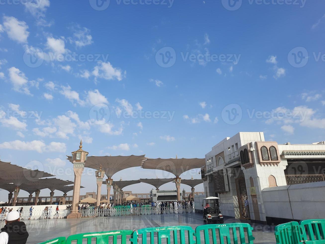 hermosa vista diurna de la mezquita del profeta - masjid al nabawi, medina, arabia saudita. foto