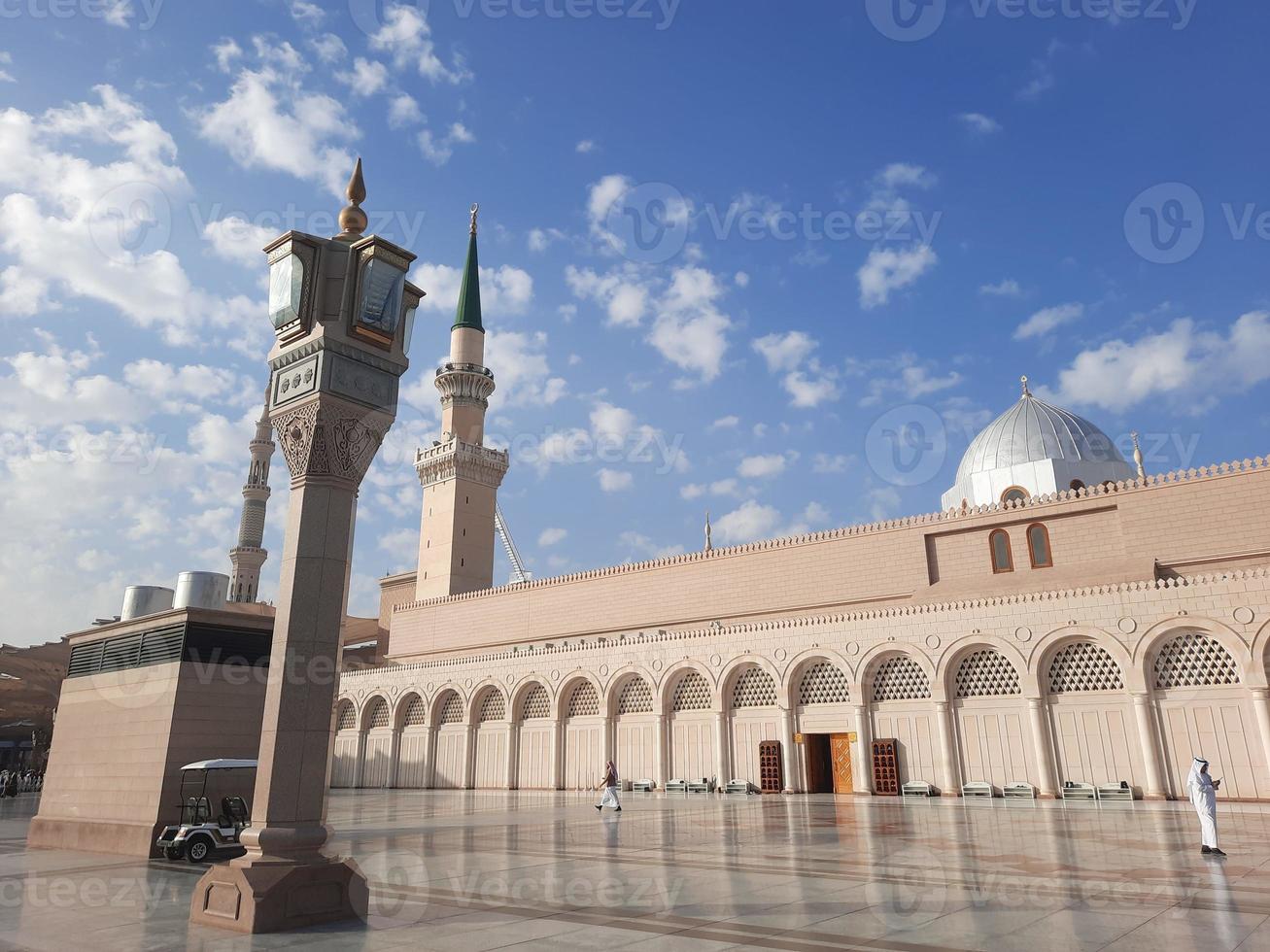 hermosa vista diurna de masjid al nabawi, medina, arabia saudita. foto