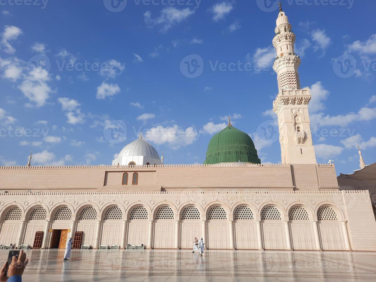 hermosa vista diurna de masjid al nabawi, medina, arabia saudita. foto