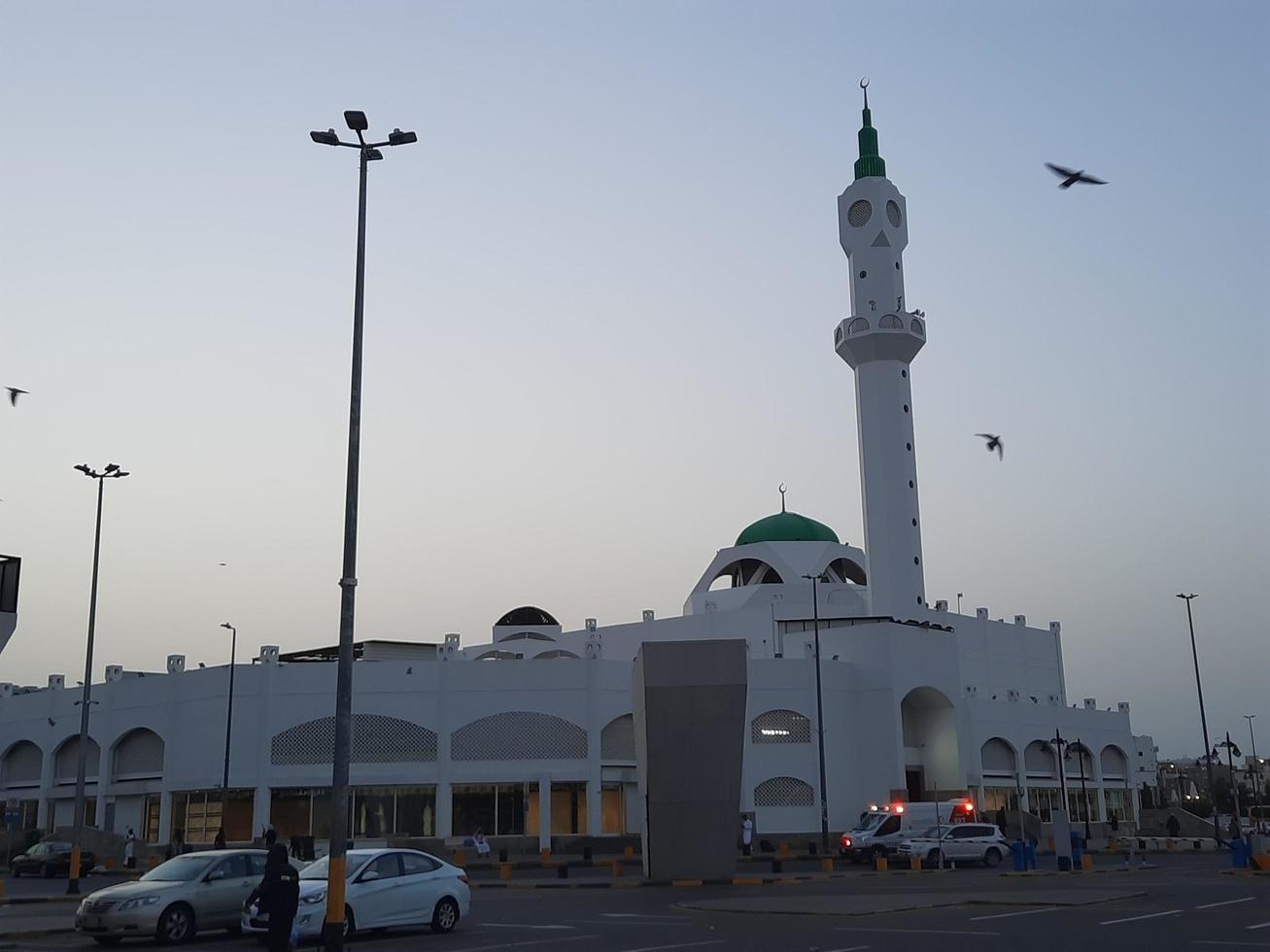 medina, arabia saudita, diciembre de 2022 - hermosa vista de la mezquita bilal en medina, arabia saudita. la mezquita bilal se encuentra a cierta distancia de masjid al-nabawi. foto