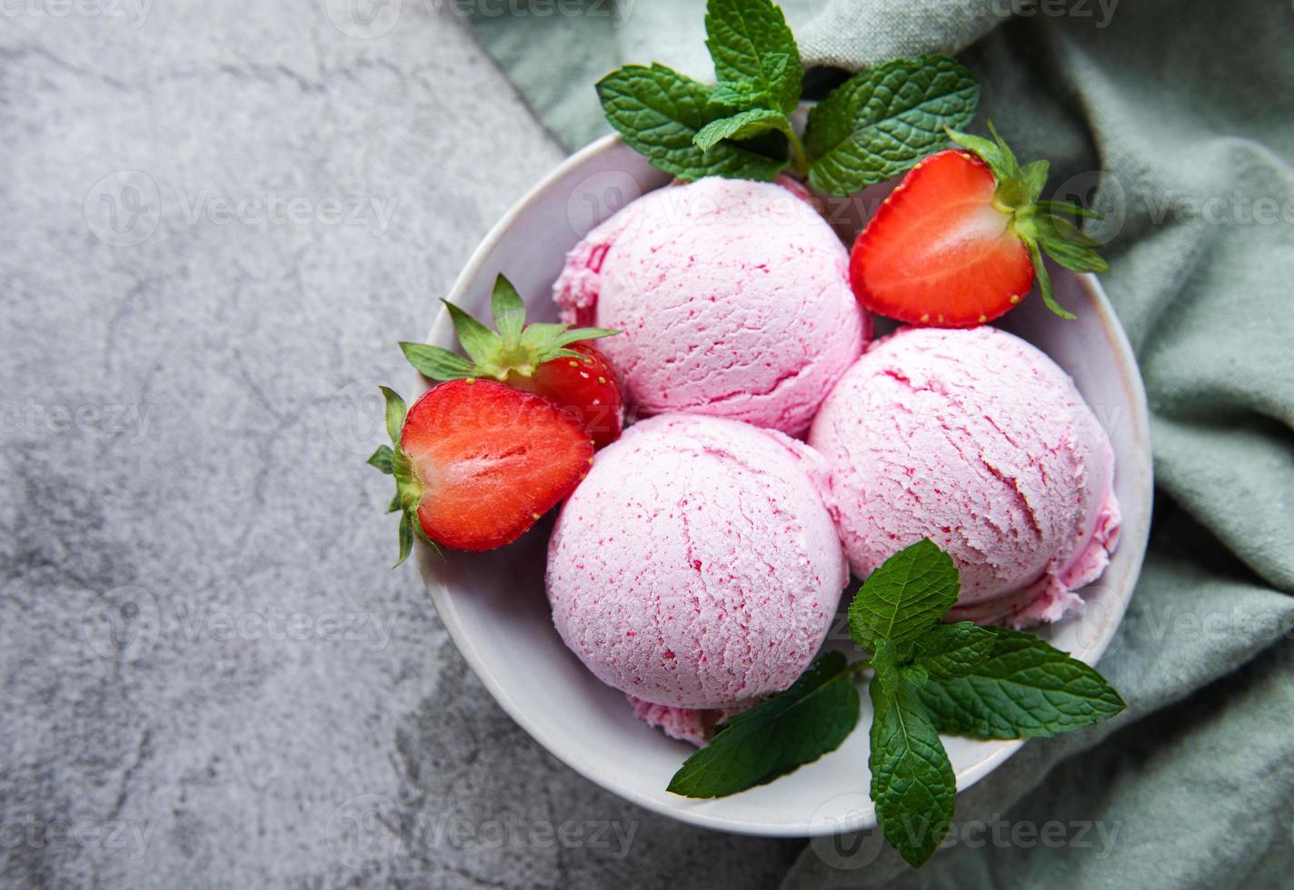 helado de fresa casero con fresas frescas foto