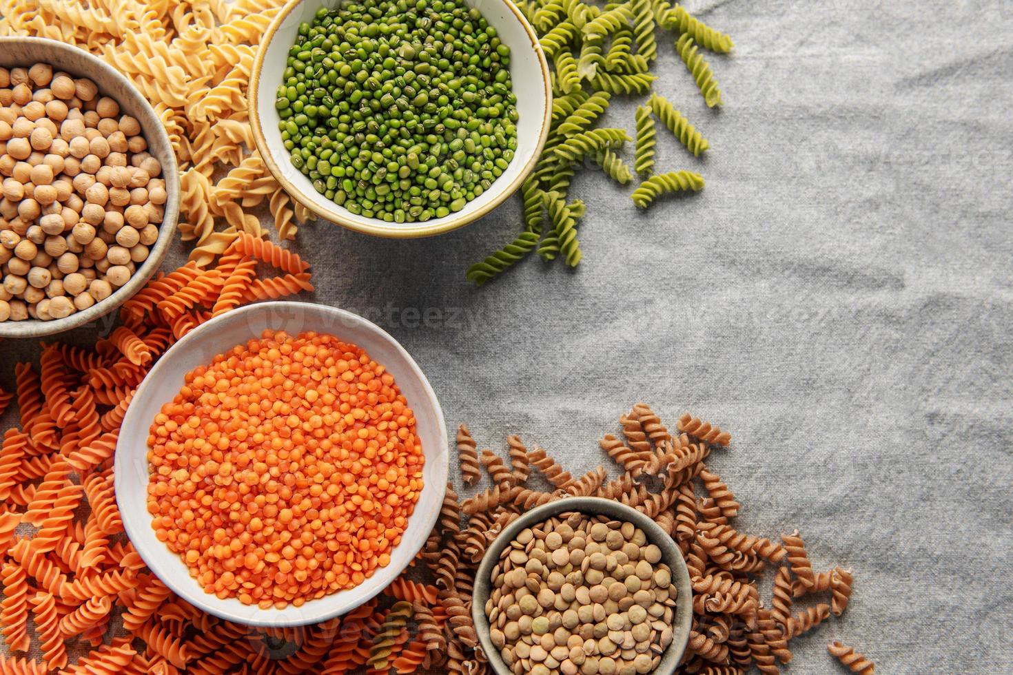 una variedad de pasta fusilli de diferentes tipos de legumbres. pastas sin gluten. foto