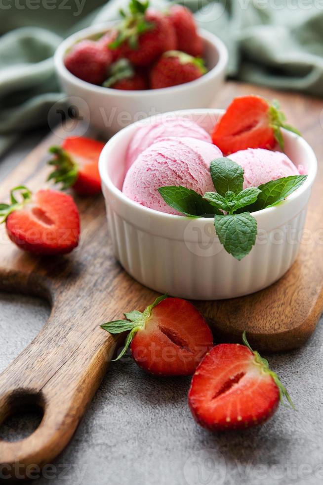 helado de fresa casero con fresas frescas foto