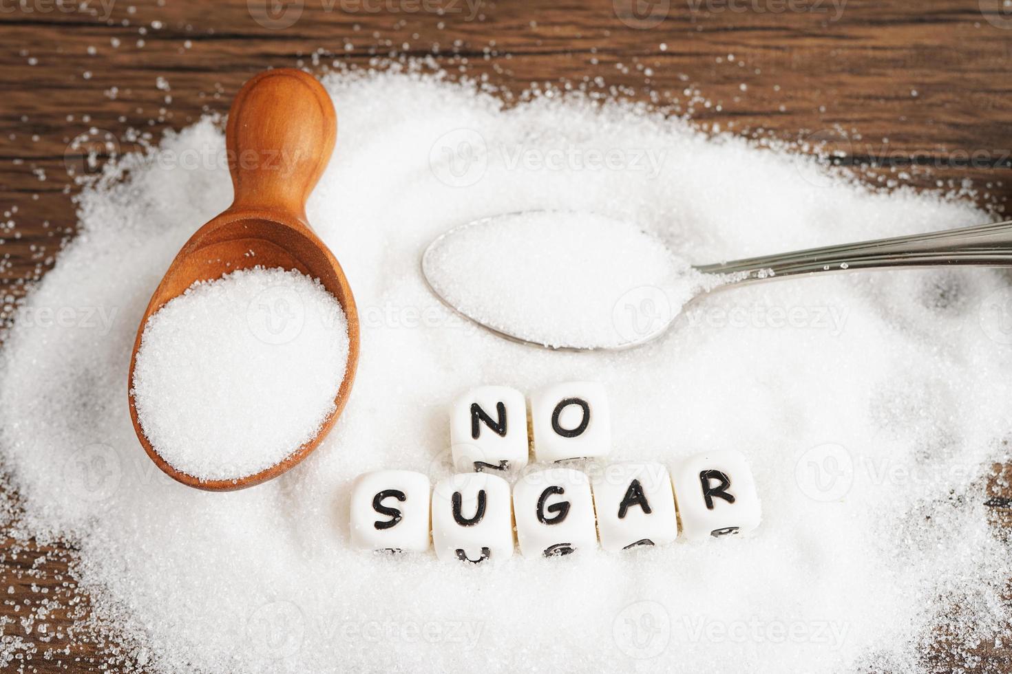 sin azúcar, azúcar granulada dulce con texto, prevención de diabetes, dieta y pérdida de peso para una buena salud. foto