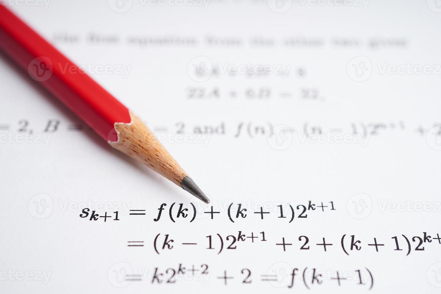 lápiz sobre papel de prueba de ejercicio de fórmula matemática en la escuela de educación. foto