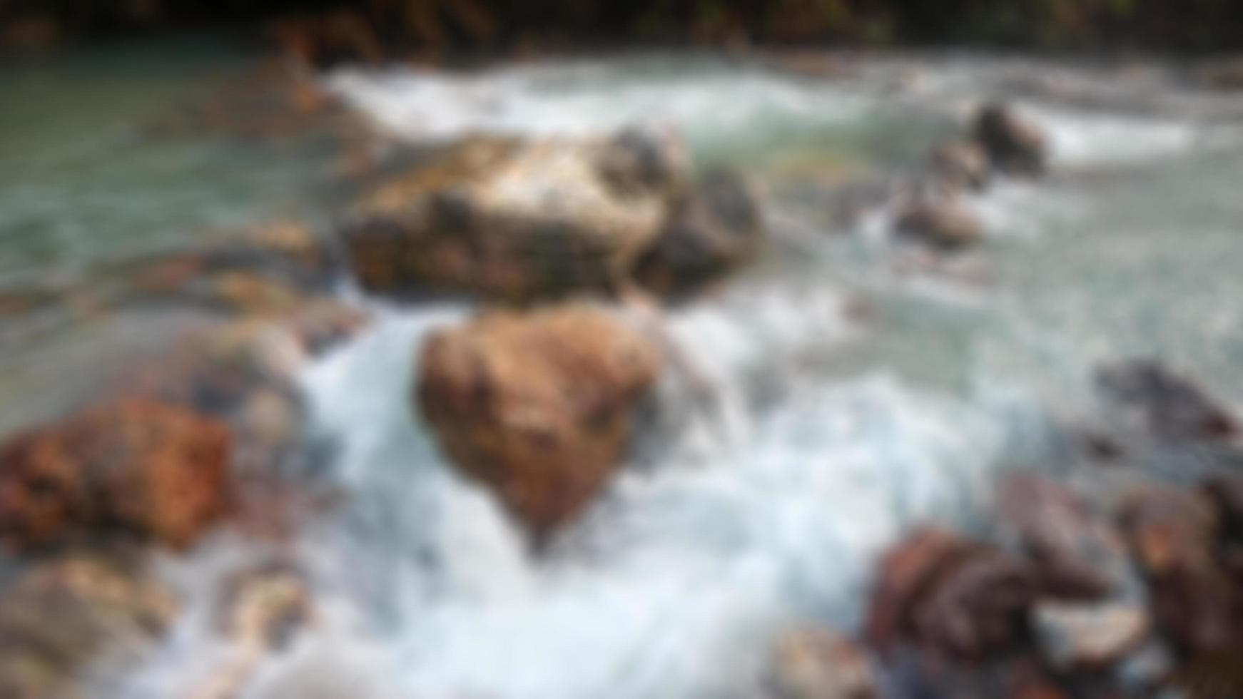 río de agua caliente con hermosas y sorprendentes rocas de azufre foto