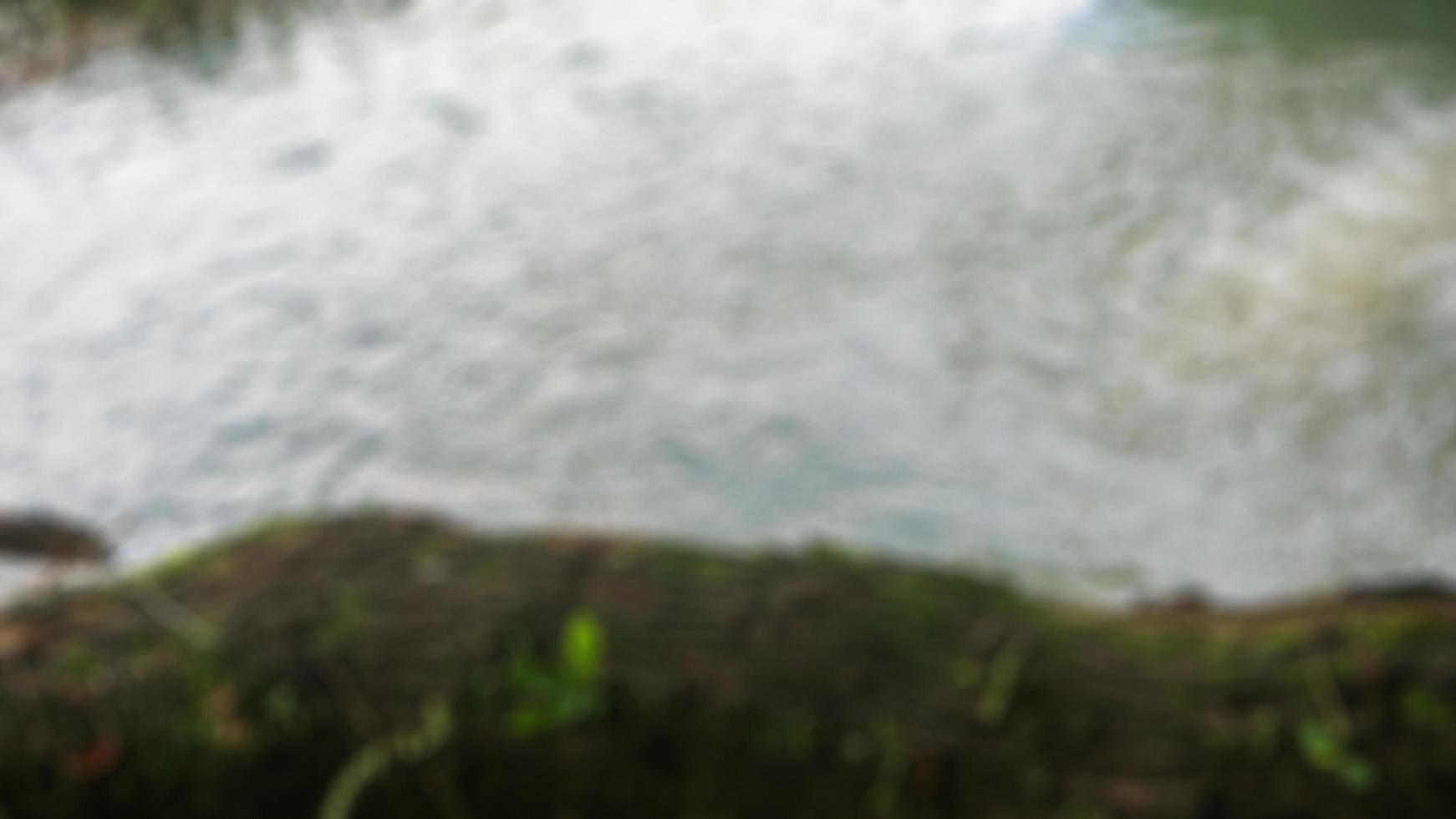 agua ondulada con corteza como fondo foto