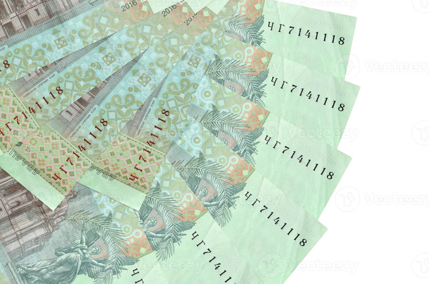 20 billetes de hryvnias ucranianos se encuentran aislados en fondo blanco con espacio de copia apilados en forma de abanico de cerca foto