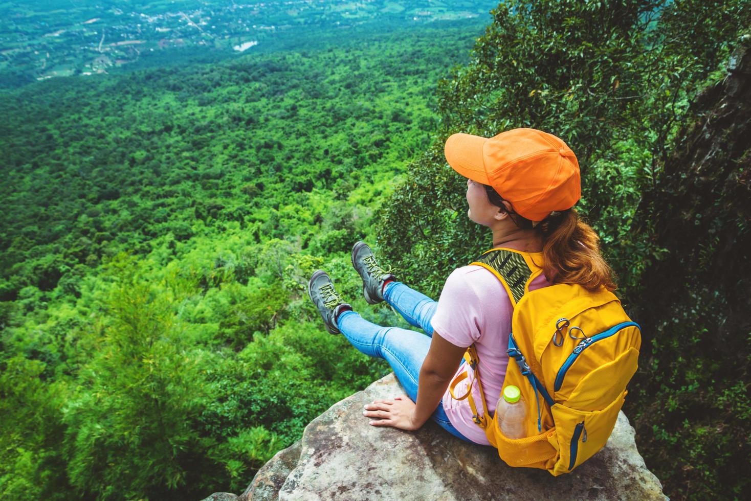 las mujeres asiáticas viajan relajarse en las vacaciones. sentarse en el acantilado. en la montaña. foto