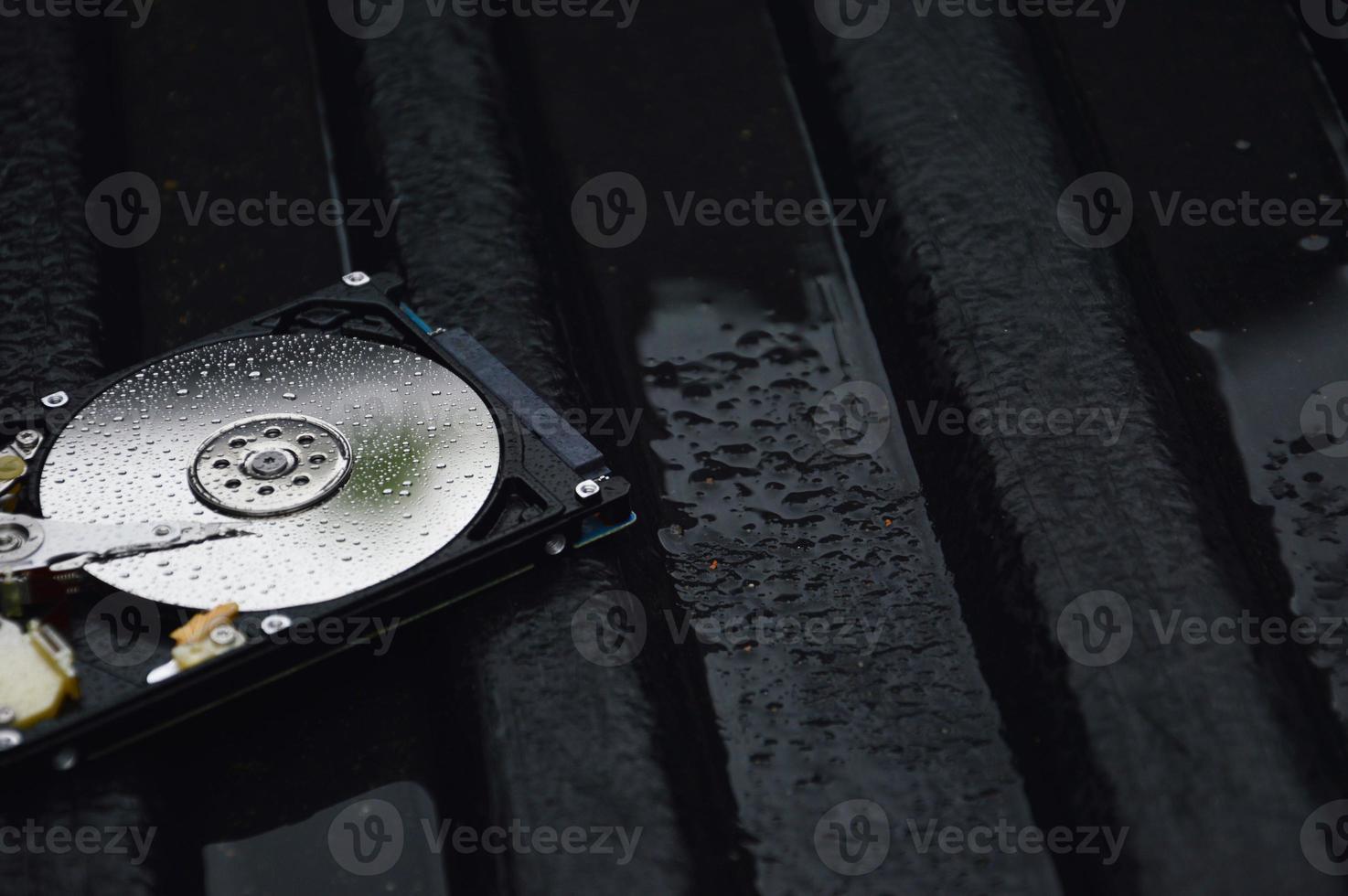 2.5-inch spinning disk type hard drive images are still commonly used today. photo