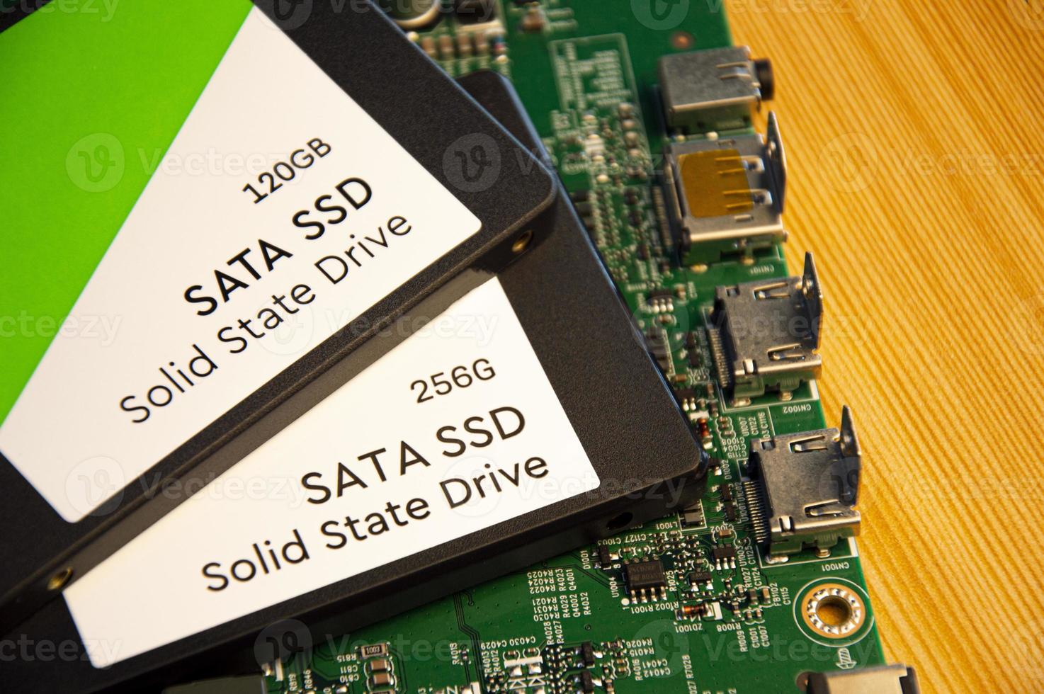 2.5-inch SSD hard drives, nowadays, are in great demand. photo