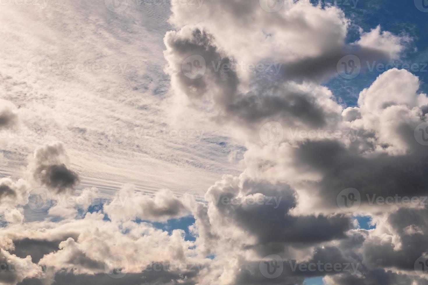 el fondo del cielo azul con nubes de rayas blancas en el cielo y el infinito puede usarse para reemplazar el cielo foto