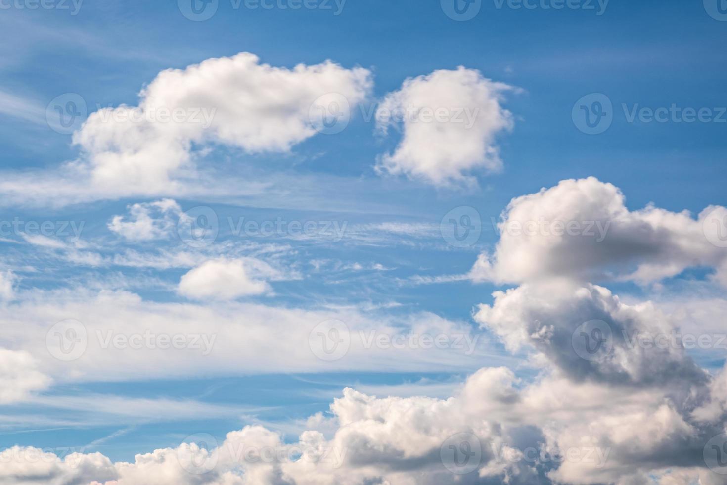 el fondo del cielo azul con nubes de rayas blancas en el cielo y el infinito puede usarse para reemplazar el cielo foto