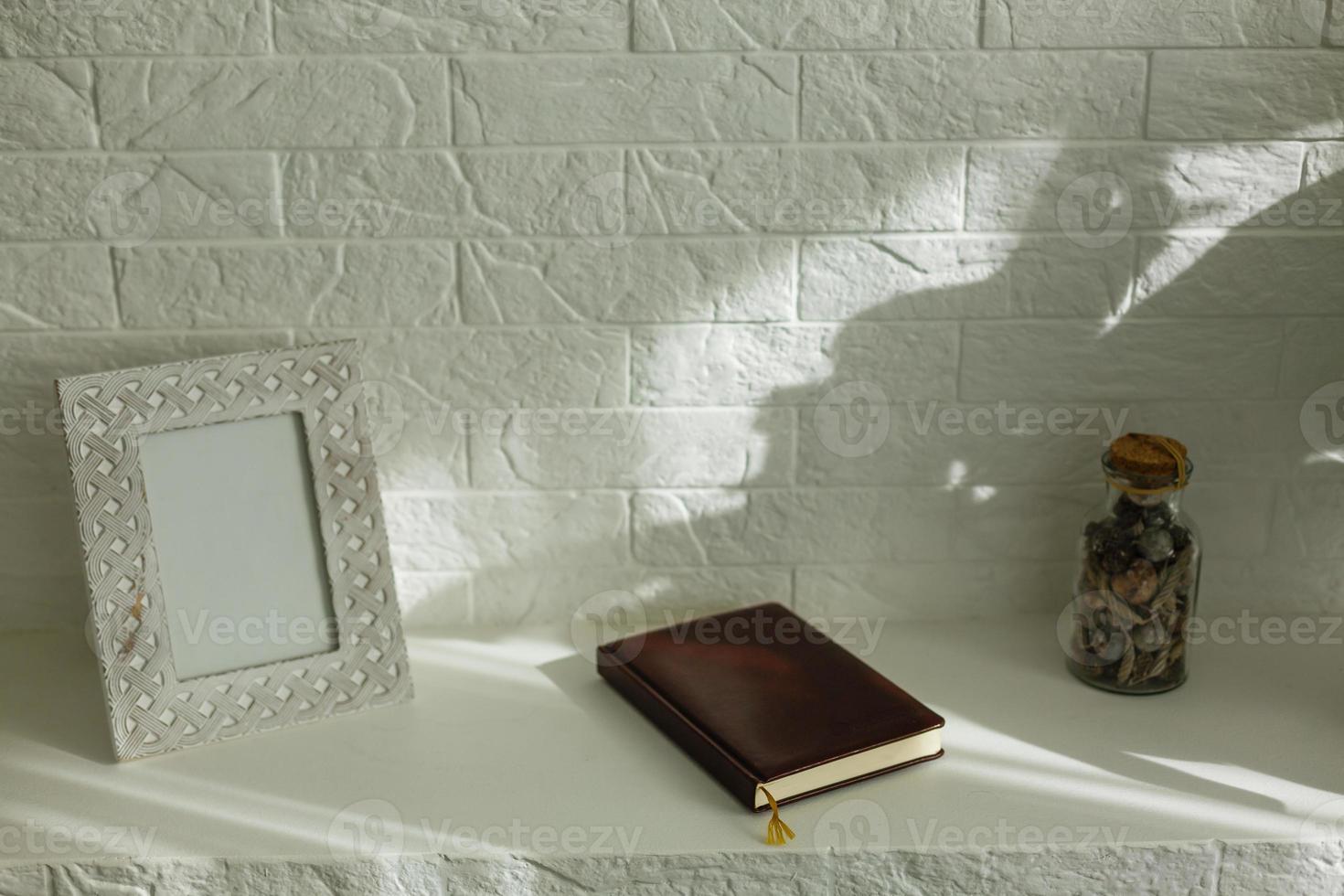 libro de la biblia en apartamento en suecia foto