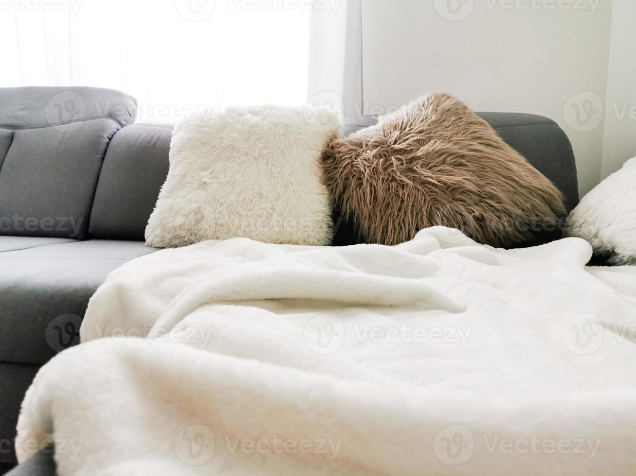 almohadas blancas sobre un sofá gris decoración de fondo foto