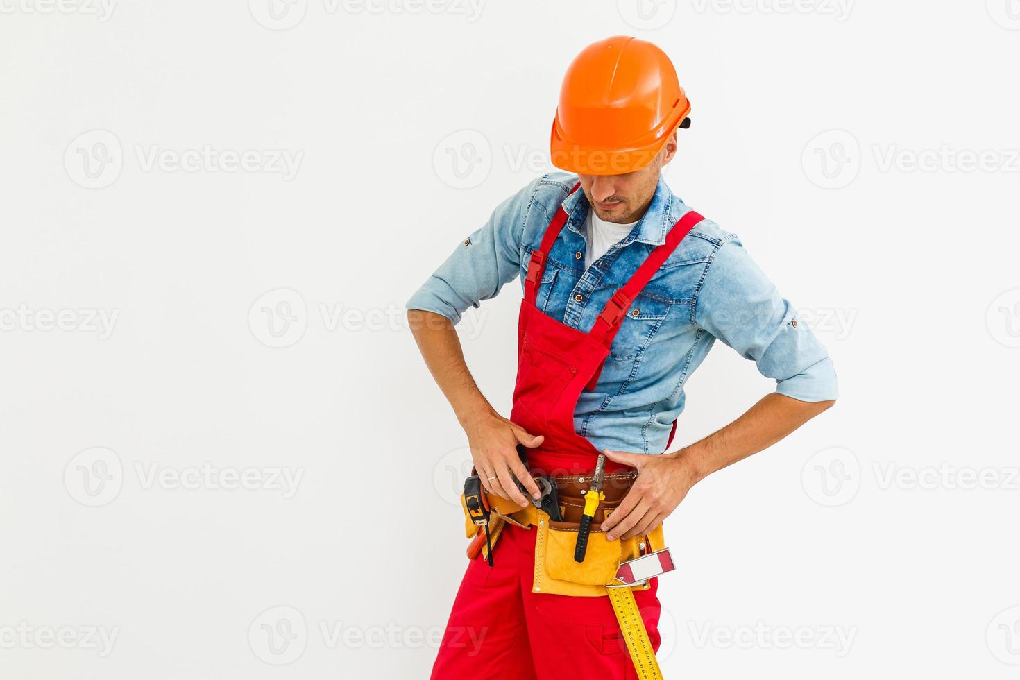 Profesión, construcción y construcción - trabajador masculino sonriente feliz o constructor en casco sobre fondo blanco. foto