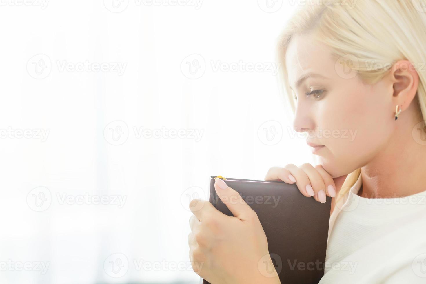 niña leyendo la biblia foto