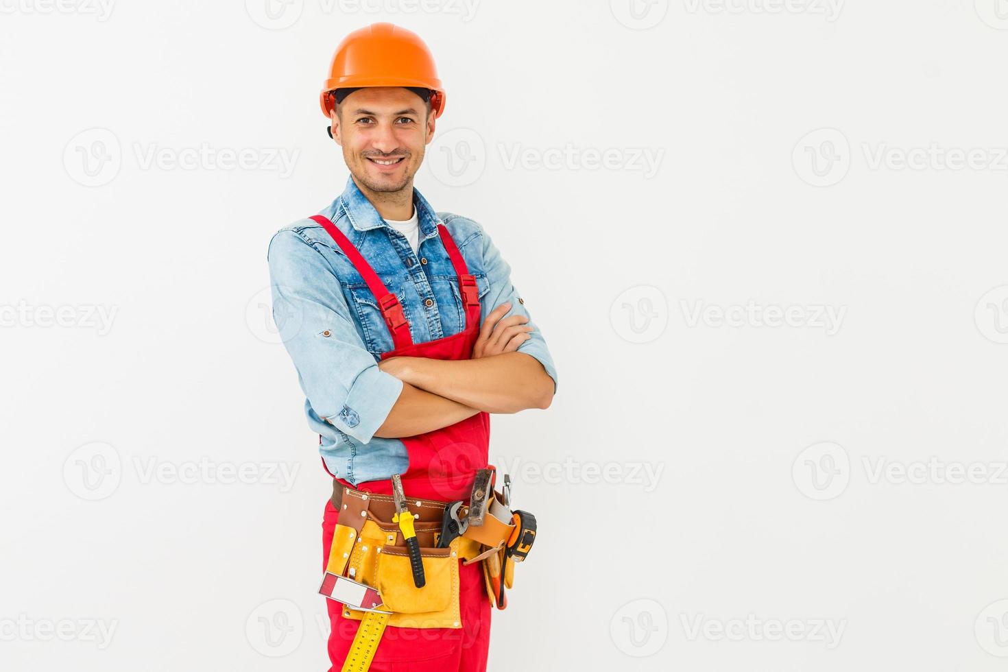 Profesión, construcción y construcción - trabajador masculino sonriente feliz o constructor en casco sobre fondo blanco. foto