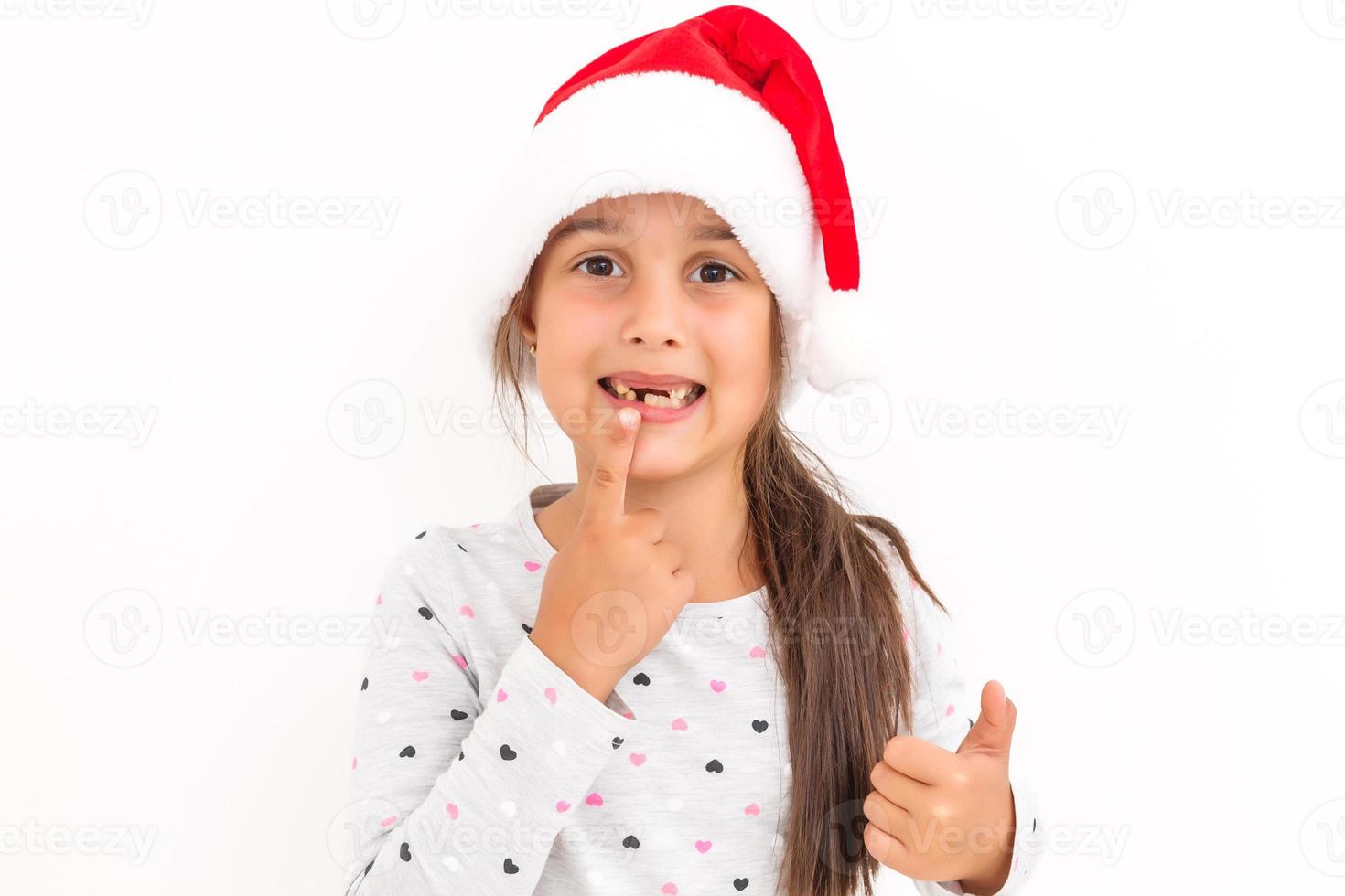 linda niña en el sombrero de santa claus sobre un fondo blanco foto