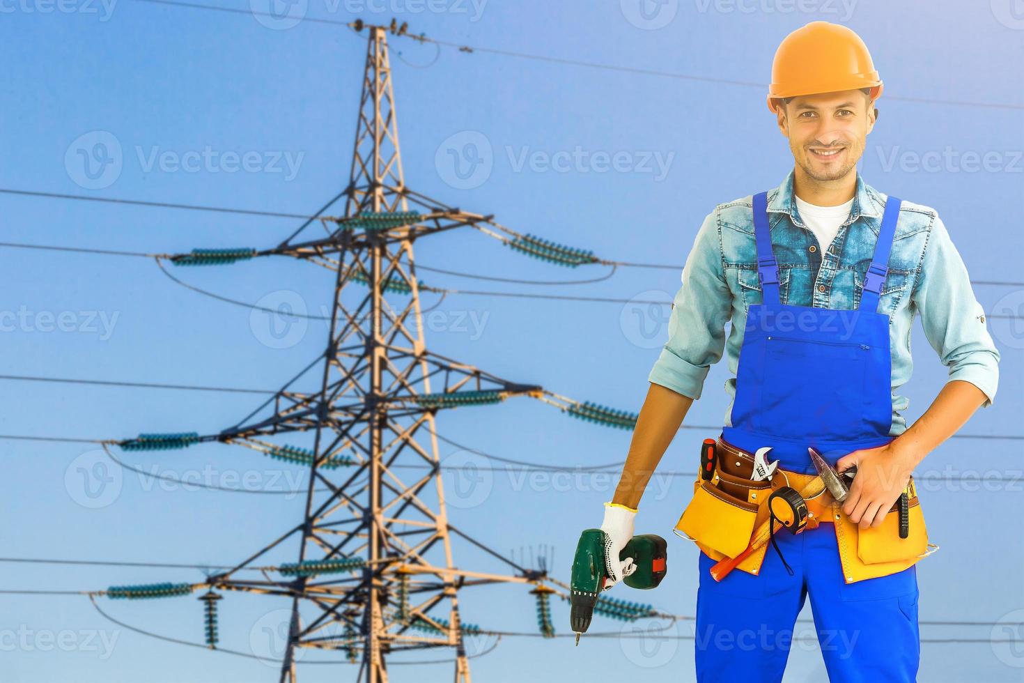 trabajador de la construcción con casco y cinturón de herramientas. foto