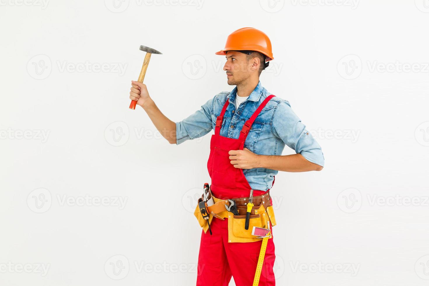 Profesión, construcción y construcción - trabajador masculino sonriente feliz o constructor en casco sobre fondo blanco. foto