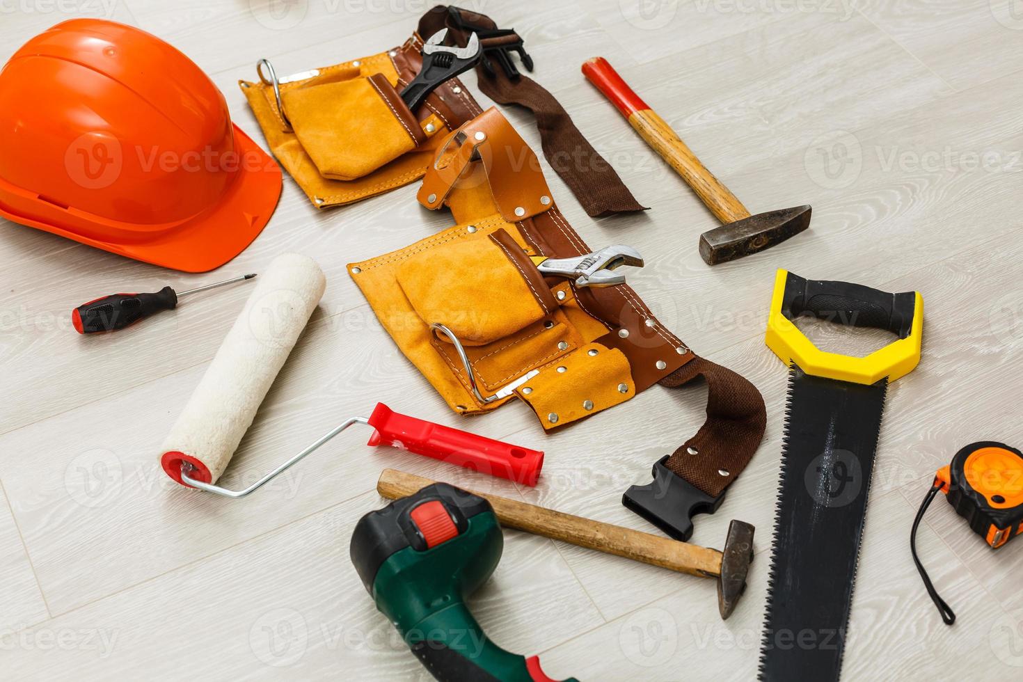 herramientas de trabajo sobre fondo de madera foto