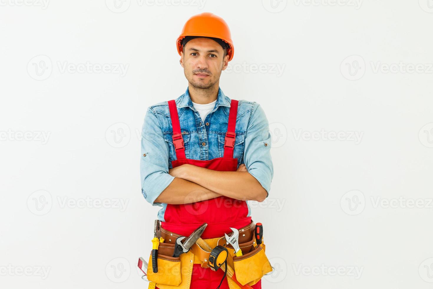 Profesión, construcción y construcción - trabajador masculino sonriente feliz o constructor en casco sobre fondo blanco. foto