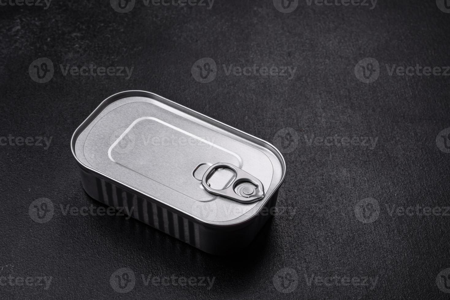 lata o lata rectangular de aluminio de comida enlatada con una llave foto
